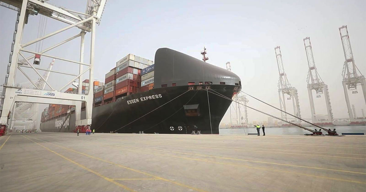 استقبالُ سفينة الحاويات العملاقة التابعة للخط الملاحي العالمي 