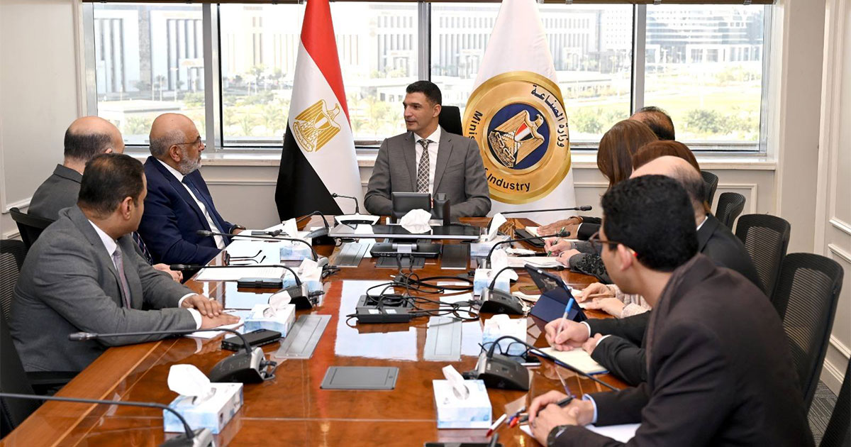 تطوير الصناعة وتعزيز بيئة الاستثمار الصناعي